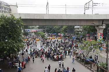 জুলাই সনদের দাবিতে শাহবাগ অবরোধ