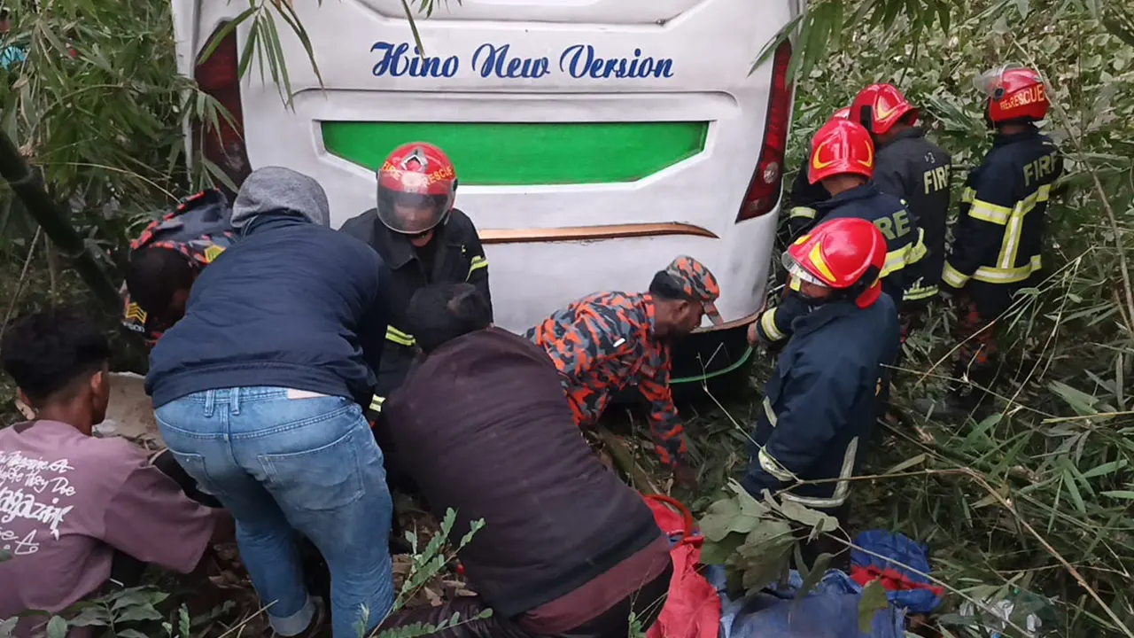 মাদারীপুরে বাস নিয়ন্ত্রণ হারিয়ে খাদে, নিহত ৫