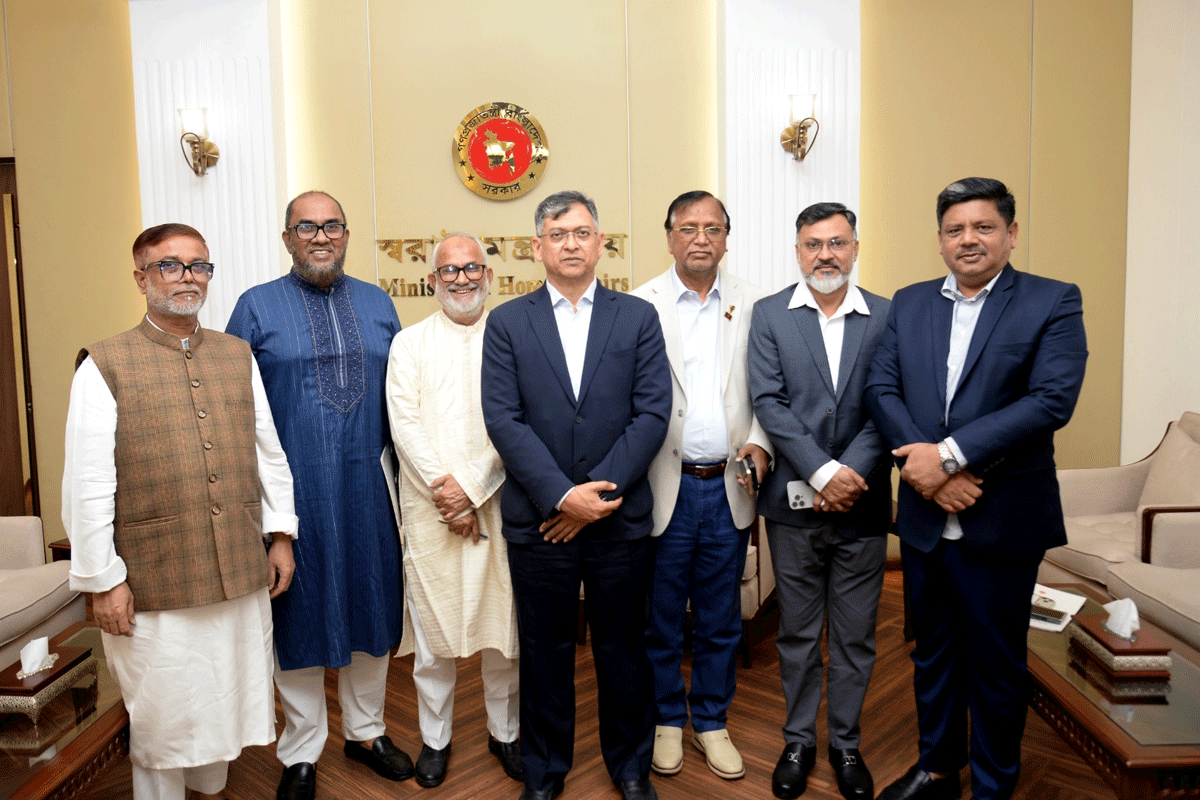 স্বরাষ্ট্রমন্ত্রীর সঙ্গে নবনিযুক্ত ছয় সিটি প্রশাসকের সৌজন্য সাক্ষাৎ