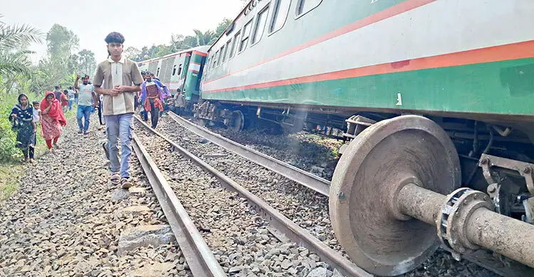 নীলসাগর এক্সপ্রেসের ৬ বগি লাইনচ্যুত, অর্ধশতাধিক যাত্রী আহত