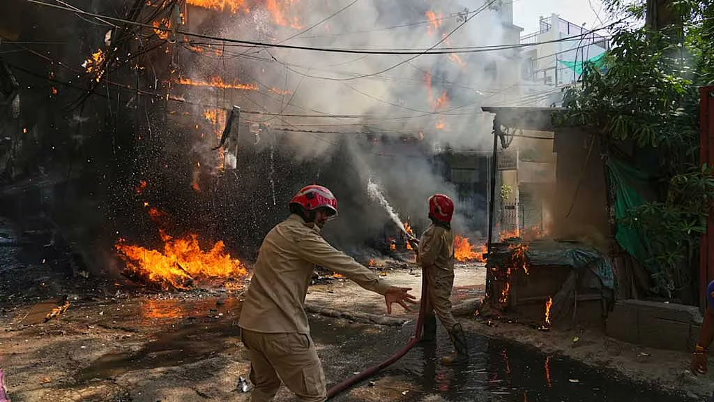 দিল্লির হোটেলে ভয়াবহ আগুনে প্রাণ গেল ২১ জনের, বেশিরভাগই বিদেশি