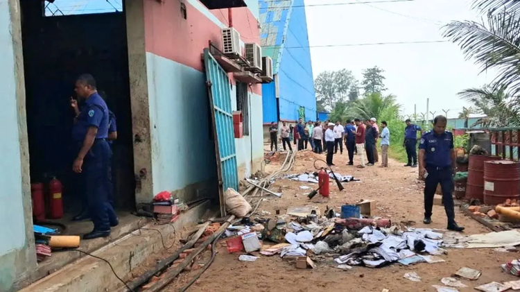 কারখানাটিতে আগুন লেগে অন্তত ১০ শ্রমিক দগ্ধ হন। ছবি: সংগৃহীত