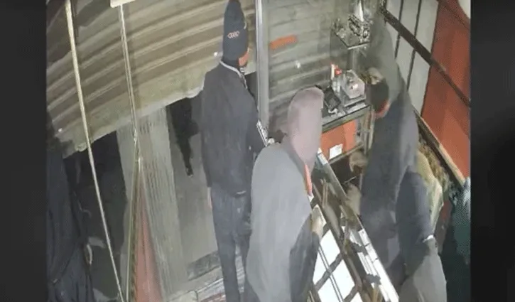 মোহাম্মদপুরে দোকান থেকে ৭০ ভরি স্বর্ণ ও ৬০০ ভরি রুপা চুরি