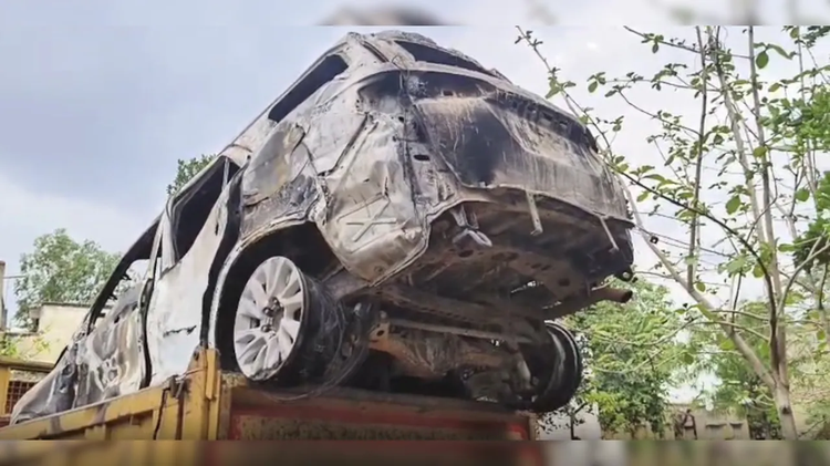 আগুনে পুড়ে যাওয়া এসইউভি গাড়িটির ধ্বংসাবশেষ। ছবি: সংগৃহীতe_625x300_18_June_26