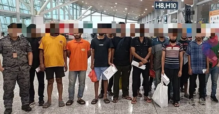 ৬৪ বাংলাদেশিসহ ১২৭ বন্দিকে ফেরত পাঠাল মালয়েশিয়া