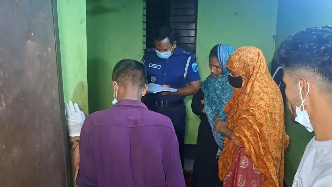 ছেলেসহ তিনজনকে কুপিয়ে ছাদ থেকে লাফ, সাবেক পুলিশ সদস্যের মৃত্যু