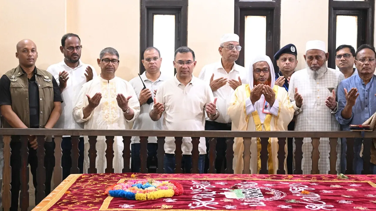 ভাসানীর কবর জিয়ারত করলেন প্রধানমন্ত্রী