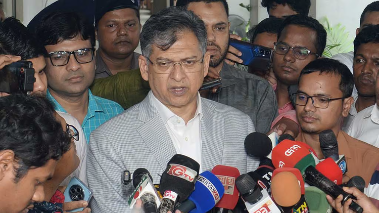 স্বরাষ্ট্র মন্ত্রণালয়ে বাংলাদেশ পূজা উদযাপন পরিষদের নেতাদের সঙ্গে সাক্ষাৎ শেষে সাংবাদিকদের সঙ্গে কথা বলেন স্বরাষ্ট্রমন্ত্রী। ছবি: সংগৃহীত
