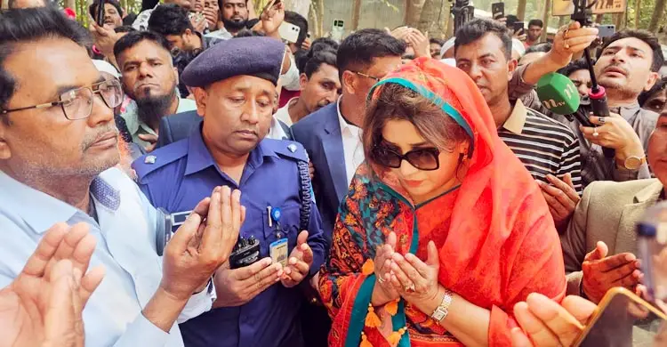 শুক্রবার বিএনপির সাবেক মহাসচিব কে এম ওবায়দুর রহমানের কবর জিয়ারত করেন মেয়ে শামা ওবায়েদ। ছবি: সংগৃহীত