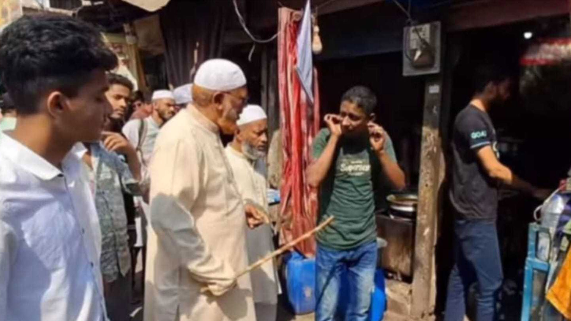 লক্ষ্মীপুরে রোজা না রেখে পানাহার করায় কানে ধরে উঠবস