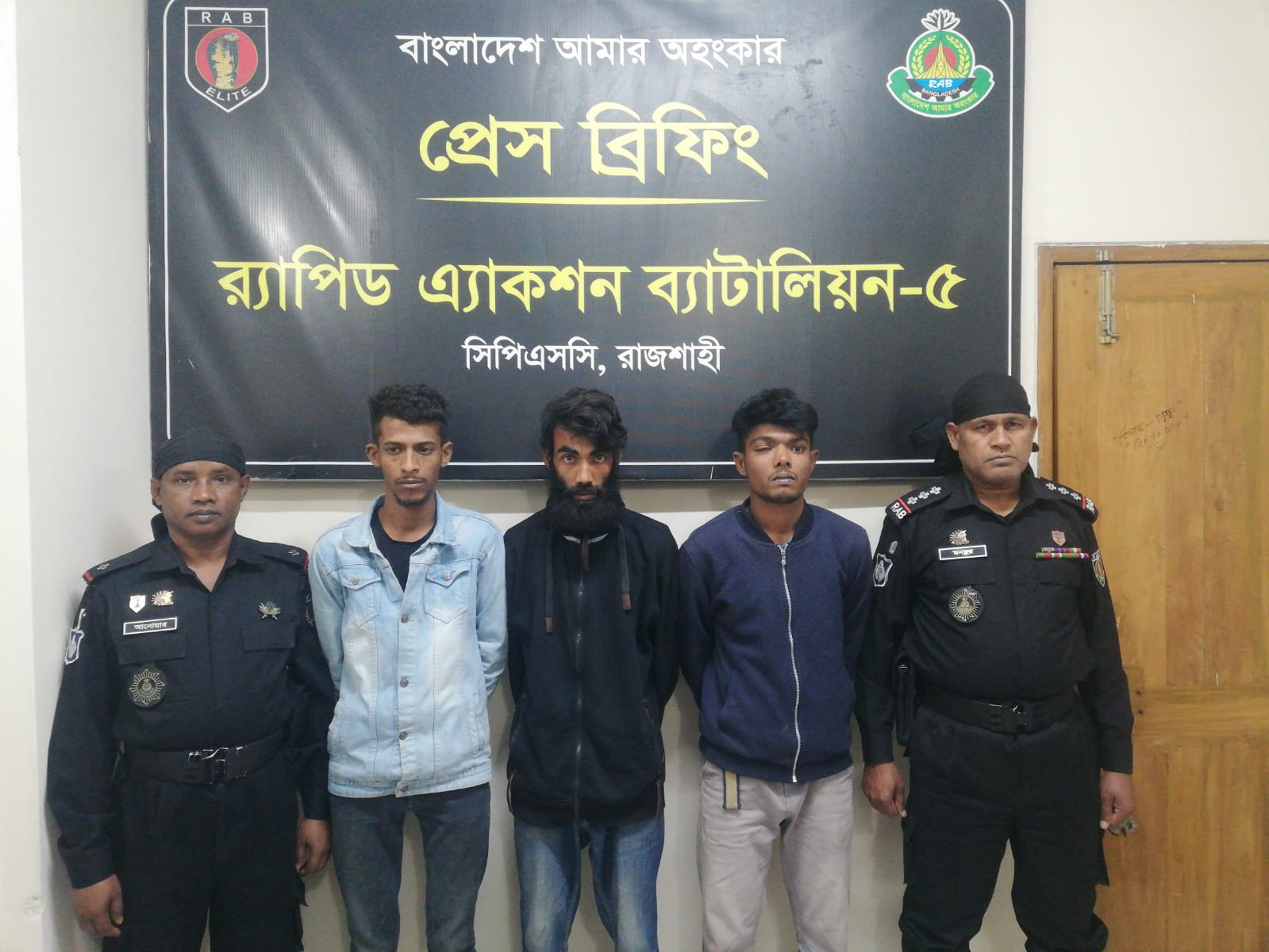 রাজশাহীতে কিশোর গ্যাং লিডারসহ গ্রেপ্তার ৩