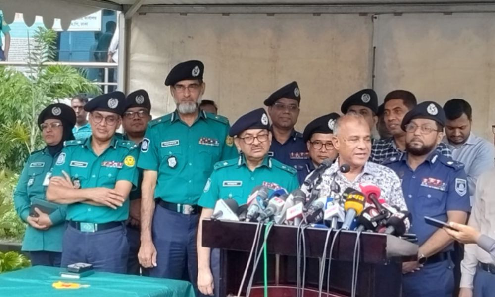 পুলিশের ওপর হামলা আগের তুলনায় কিছুটা কমেছে : স্বরাষ্ট্র উপদেষ্টা