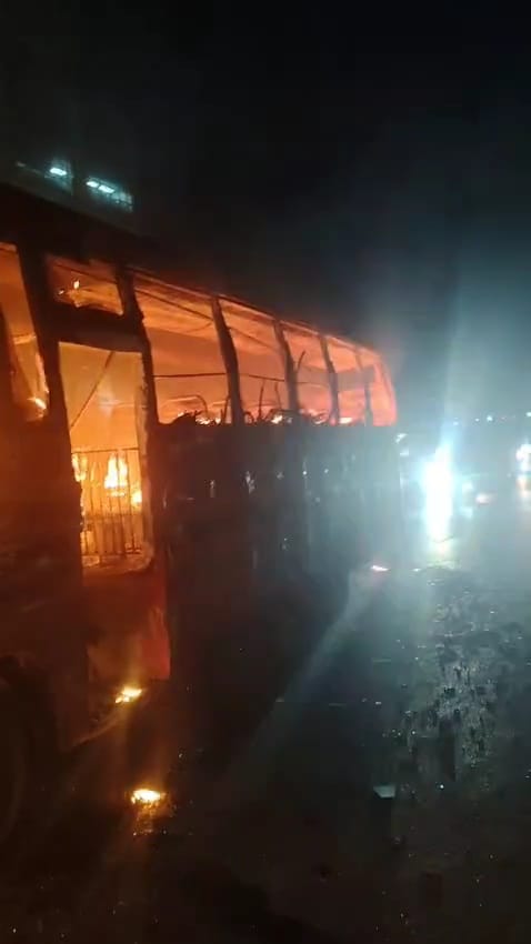 গাজীপুরে চলন্ত বাসে হঠাৎ আগুন