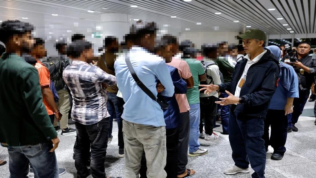 মালয়েশিয়া বিমানবন্দর থেকে ১২৩ বাংলাদেশিসহ ১৯৮ জনকে ফেরত