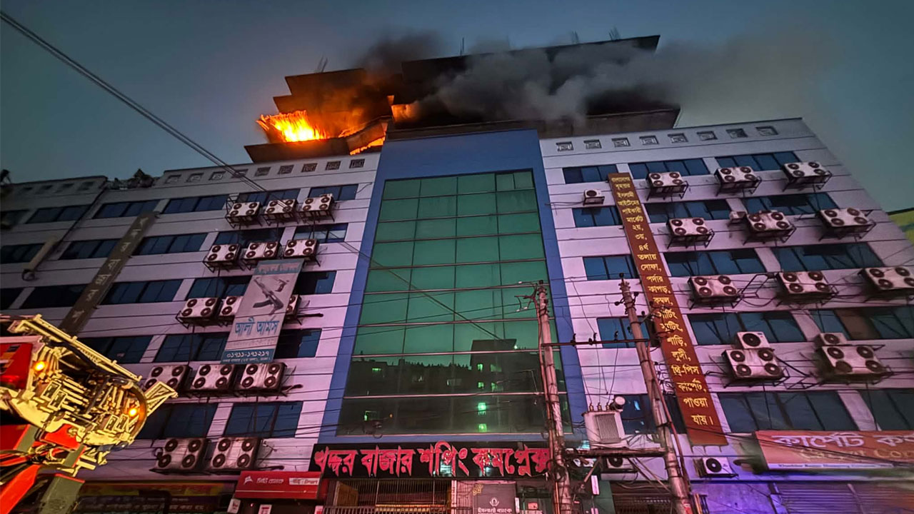 গুলিস্তানে বাণিজ্যিক ভবনের লাগা আগুন নিয়ন্ত্রণে