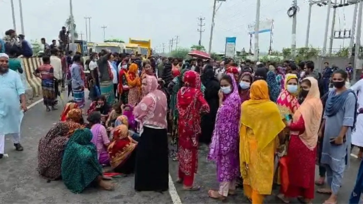 বেতনসহ বিভিন্ন দাবিতে ঢাকা-আরিচা মহাসড়ক অবরোধ, তীব্র যানজট