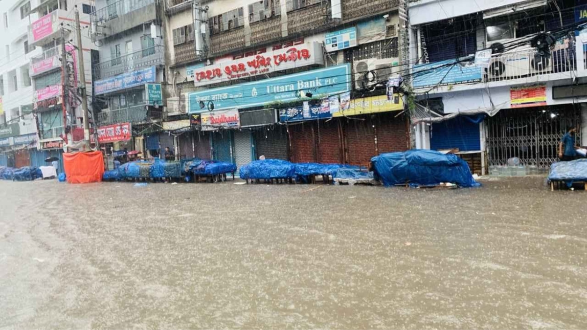 জলাবদ্ধতায় নিউমার্কেটে অচলাবস্থা, বন্ধ দোকানপাট
