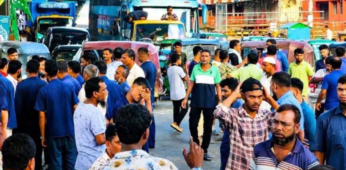 গ্যাসের জন্য রাতভর অপেক্ষা, চট্টগ্রামে অটো চালকদের সড়ক অবরোধ