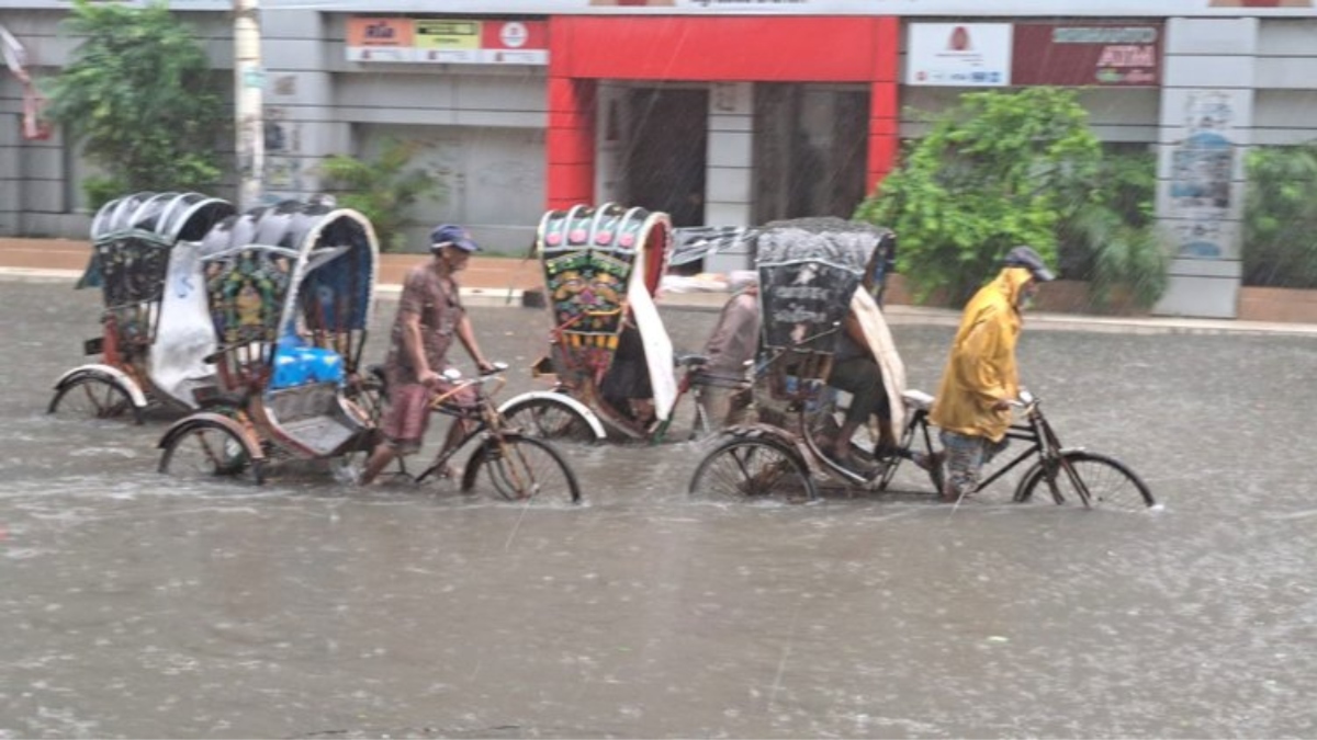 টানা বৃষ্টিতে ডুবল চট্টগ্রাম, দুর্ভোগ চরমে