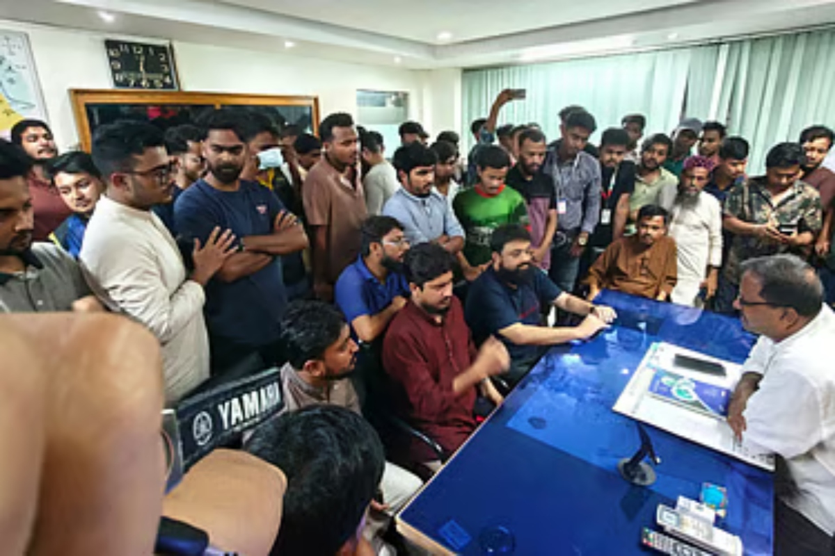 প্রধানমন্ত্রীকে নিয়ে কটূক্তির অভিযোগে তরুণ গ্রেপ্তার, এনসিপির বিক্ষোভ