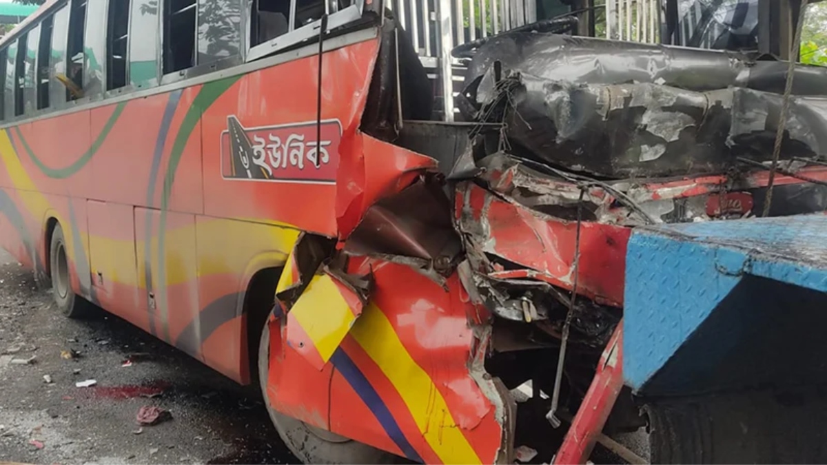 ফেনীতে কাভার্ডভ্যানে বাসের ধাক্কা, চালকসহ নিহত ৩