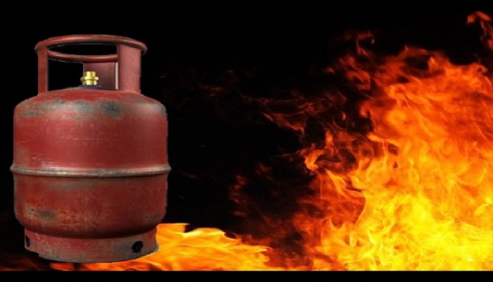 মোহাম্মদপুরে প্রাইভেটকারের গ্যাস সিলিন্ডার বিস্ফোরণ, দগ্ধ ৮