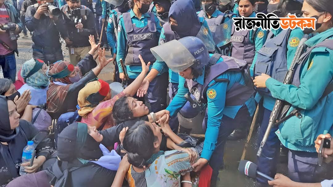 বাতিল নিয়োগ ফেরত চেয়ে আন্দোলন, ছত্রভঙ্গ করতে লাঠিচার্জ-জলকামান-সাউন্ড গ্রেনেড