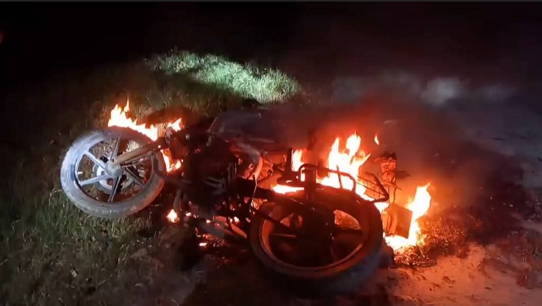 গজারিয়ায় দুপক্ষের সংঘর্ষে বাড়ি ভাঙচুর-মোটরসাইকেলে আগুন. গুলি-ককটেল বিস্ফোরণ
