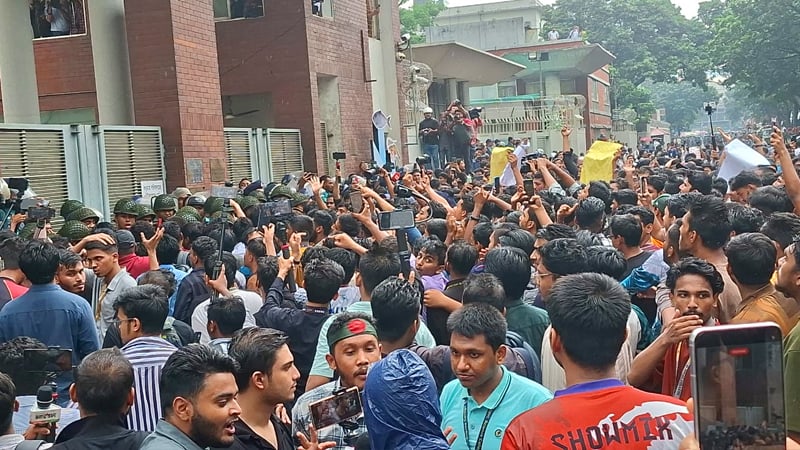 টিয়ার গ্যাস-লাঠিচার্জ, সচিবালয়ে ছত্রভঙ্গ শিক্ষার্থীরা