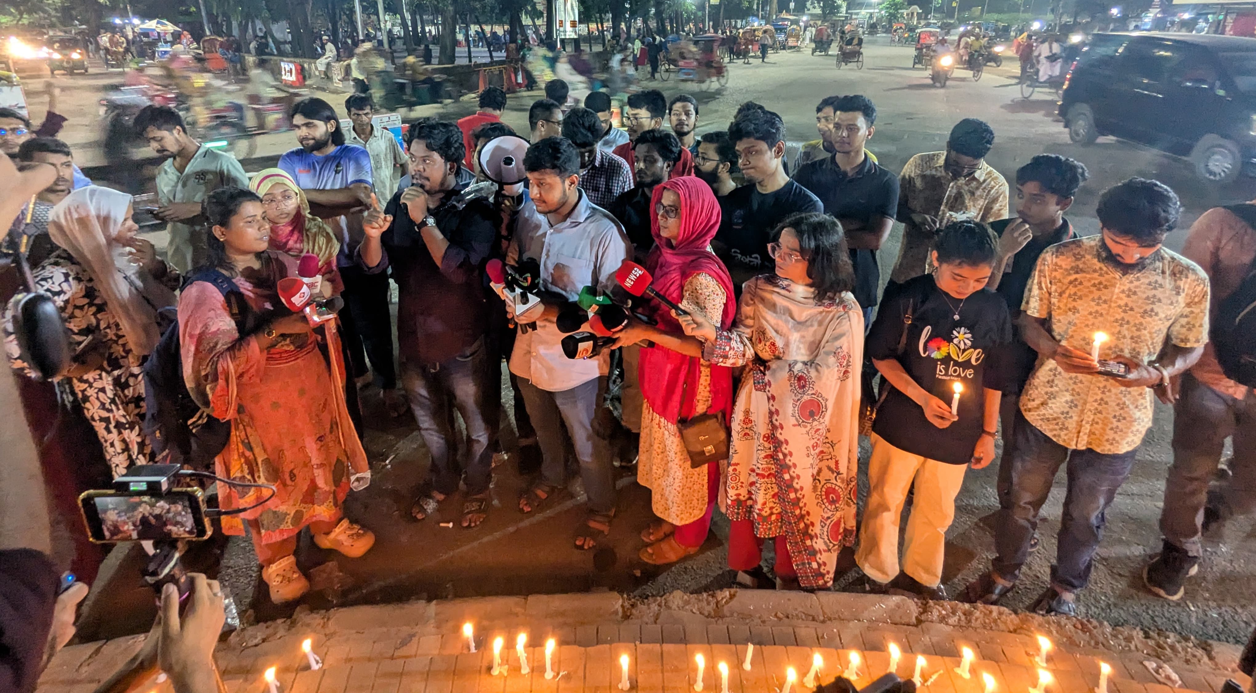 মোমবাতি জ্বালিয়ে ছাত্রী নির্যাতন দিবস স্মরণ বাগছাসের