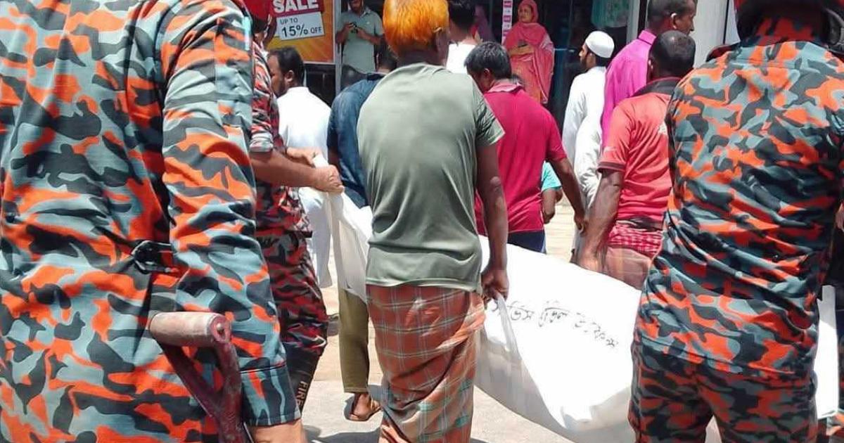 ট্রাকের ধাক্কায় প্রাণ গেল দেড় মাসের সন্তানসহ মায়ের