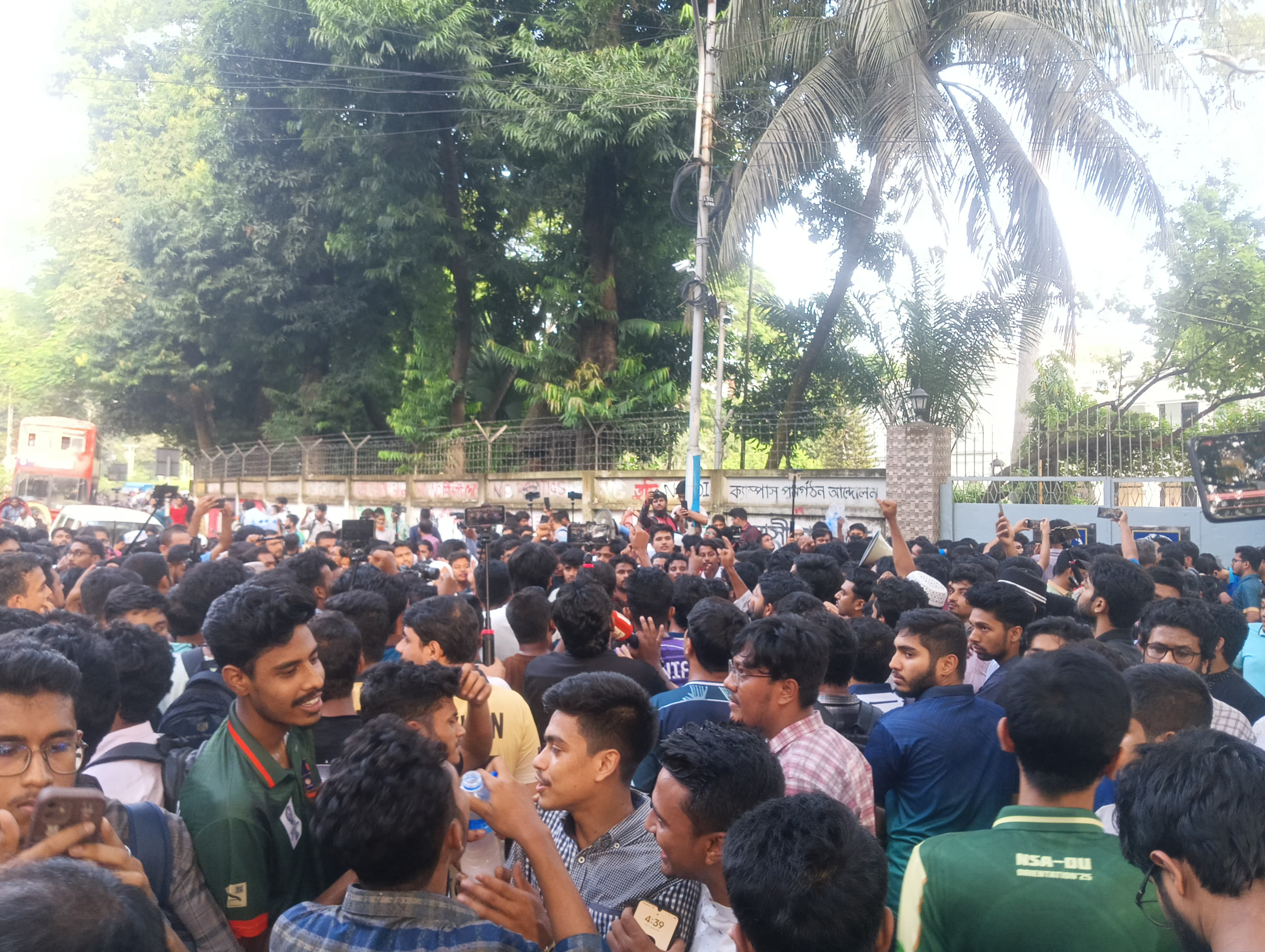 'হাইকোর্ট না ডাকসু, ডাকসু ডাকসু' স্লোগানে বিক্ষুব্ধ ঢাবি