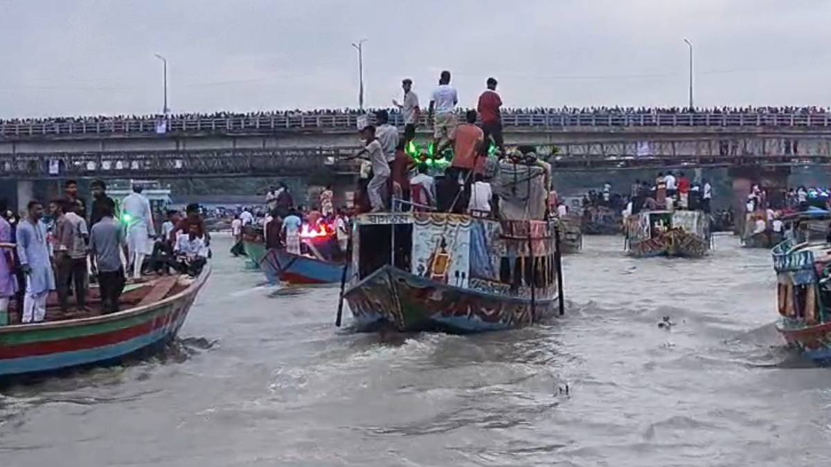 তুরাগ নদে প্রতিমা বিসর্জনের সময় নৌকা ডুবে ২ শিশু নিখোঁজ