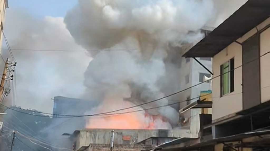 মিরপুর পোশাক কারখানা ও রাসায়নিকের গুদামে আগুন, কাজ করছে ৮ ইউনিট
