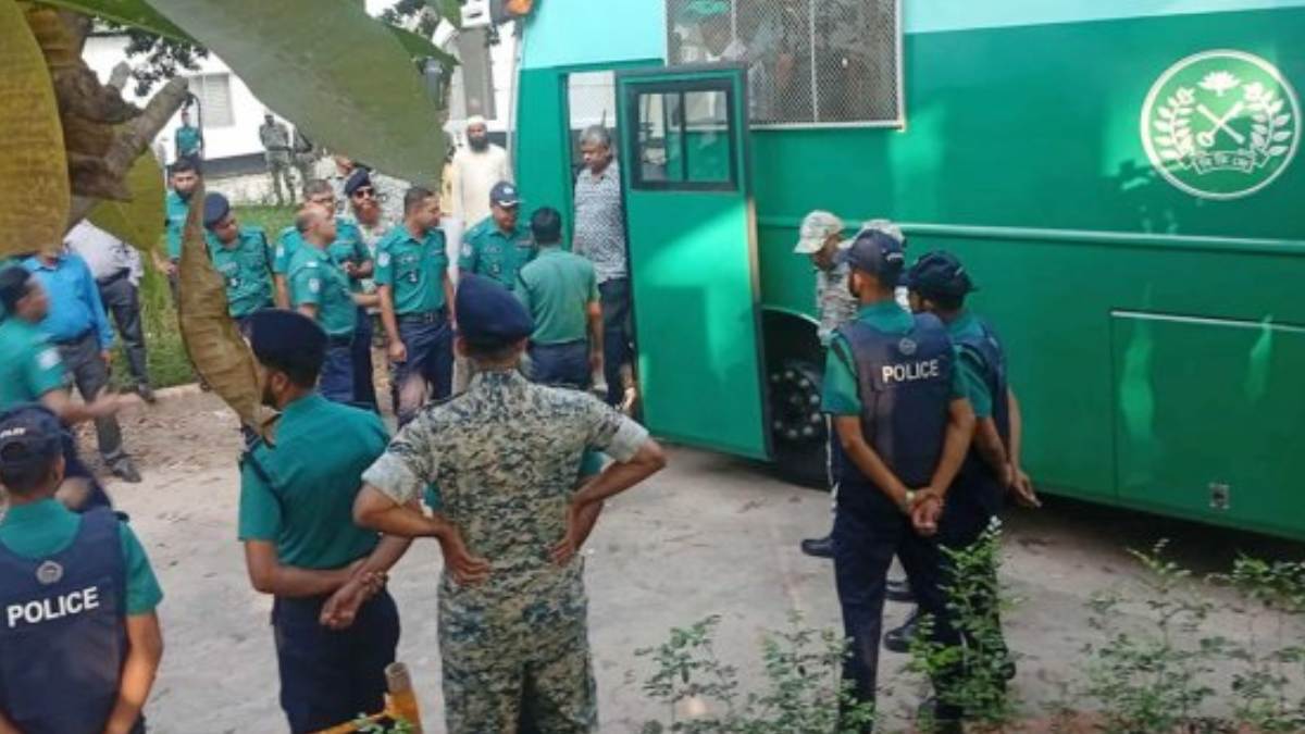 ট্রাইব্যুনালে নেওয়া হয়েছে সেনা কর্মকর্তাদের