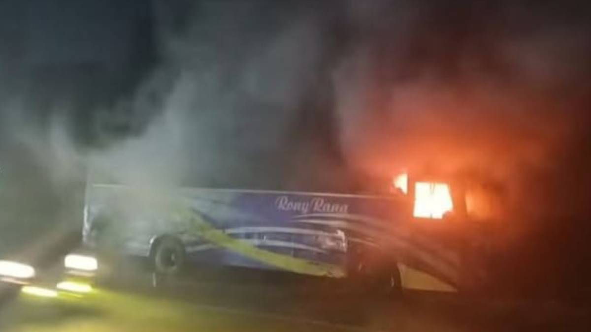 ফেনীতে দাঁড়িয়ে থাকা বাসে দুবৃর্ত্তের আগুন