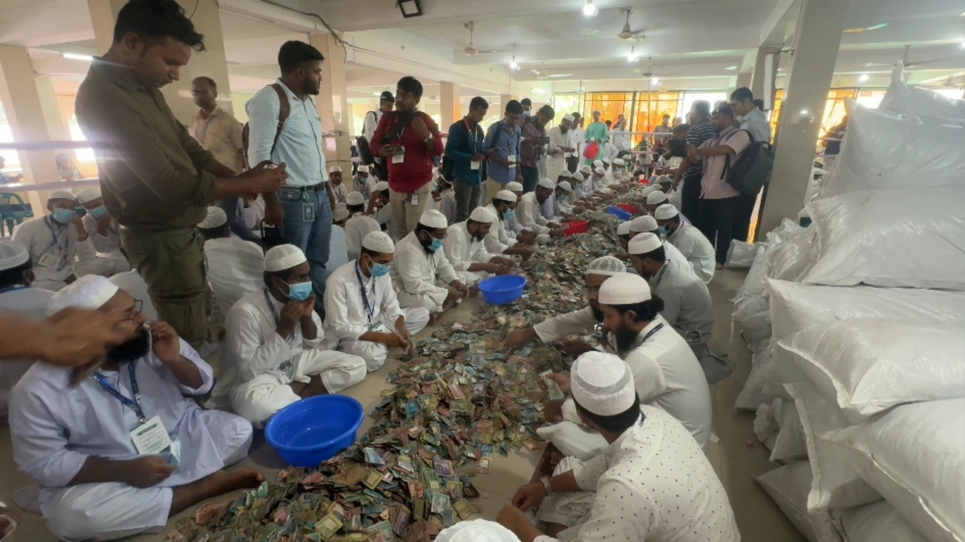 পাগলা মসজিদে দানের নতুন রেকর্ড, স্বর্ণ-বিদেশি মুদ্রা ছাড়াও মিলল ১৬ কোটি টাকা