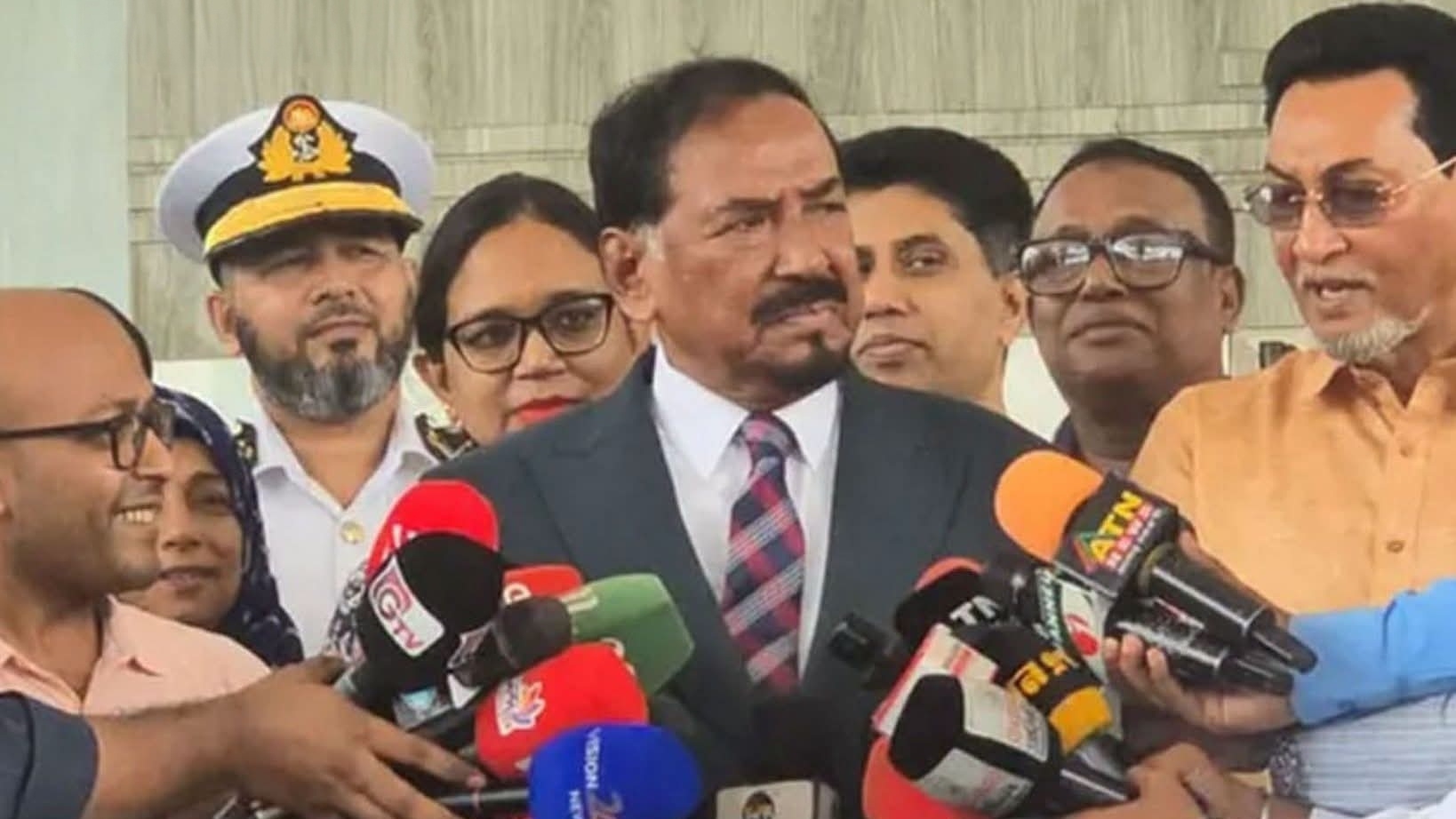 দেশে ফিরলেন স্পিকার, রাষ্ট্রপতির পদত্যাগ গুঞ্জন নিয়ে বললেন ‘আমিও শুনেছি’