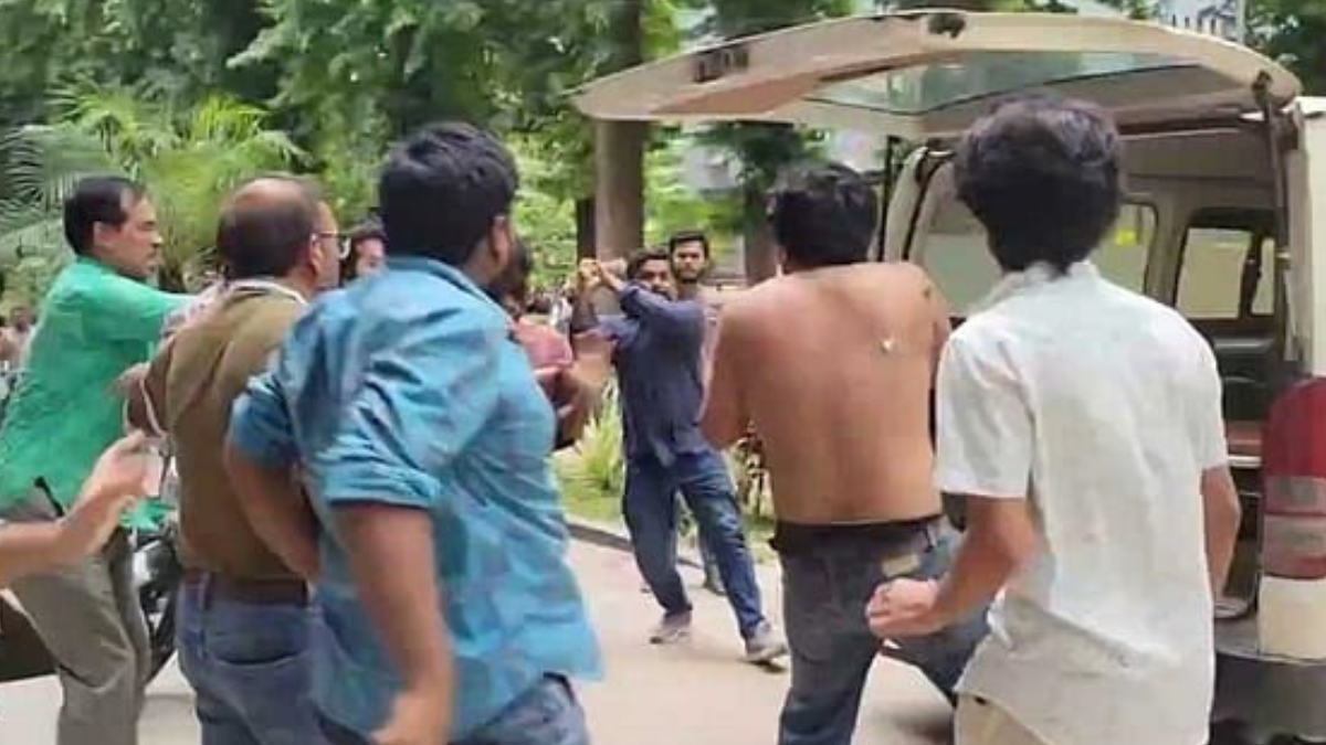 রাবিতে মারধরের শিকার ২ শিক্ষার্থীকে ছাত্রলীগের সন্ত্রাসী কার্যক্রম মামলায় গ্রেপ্তার