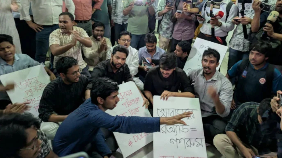 সিট বণ্টন নীতিমালার দাবিতে সিন্ডিকেট সভা ঘেরাও ডাকসু নেতাদের
