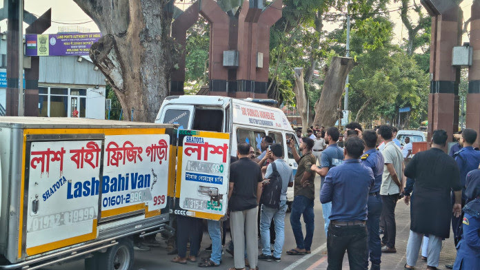কলকাতায় অগ্নিদগ্ধ বাকি ৫ বাংলাদেশির মরদেহ দেশে, স্বজনদের কাছে হস্তান্তর