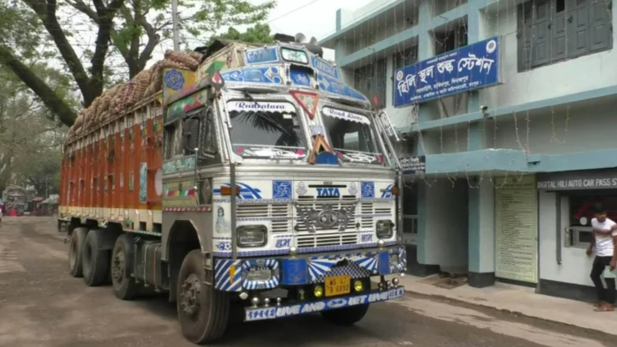 ভারতীয় ব্যবসায়ীদের ধর্মঘট প্রত্যাহার, হিলি বন্দর দিয়ে আমদানি-রপ্তানি শুরু
