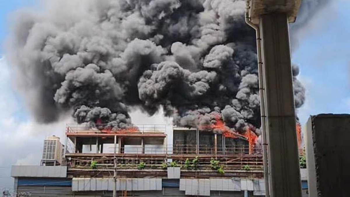 মহাখালীতে এসকেএস শপিং মলের পেছনের ভবনে আগুন
