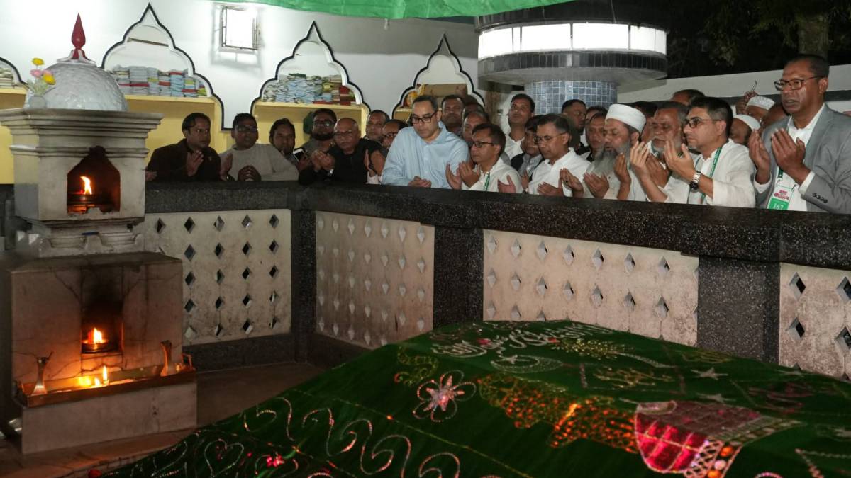 শাহজালাল (রহ.) ও শাহপরাণ (রহ.)-এর মাজার জিয়ারত করলেন তারেক রহমান