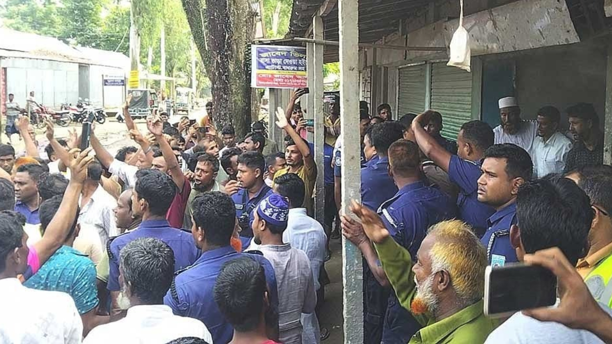 কুড়িগ্রামে সারের দাবিতে সড়ক অবরোধ, ৪ ঘণ্টা অবরুদ্ধ ছিলেন কৃষি কর্মকর্তা