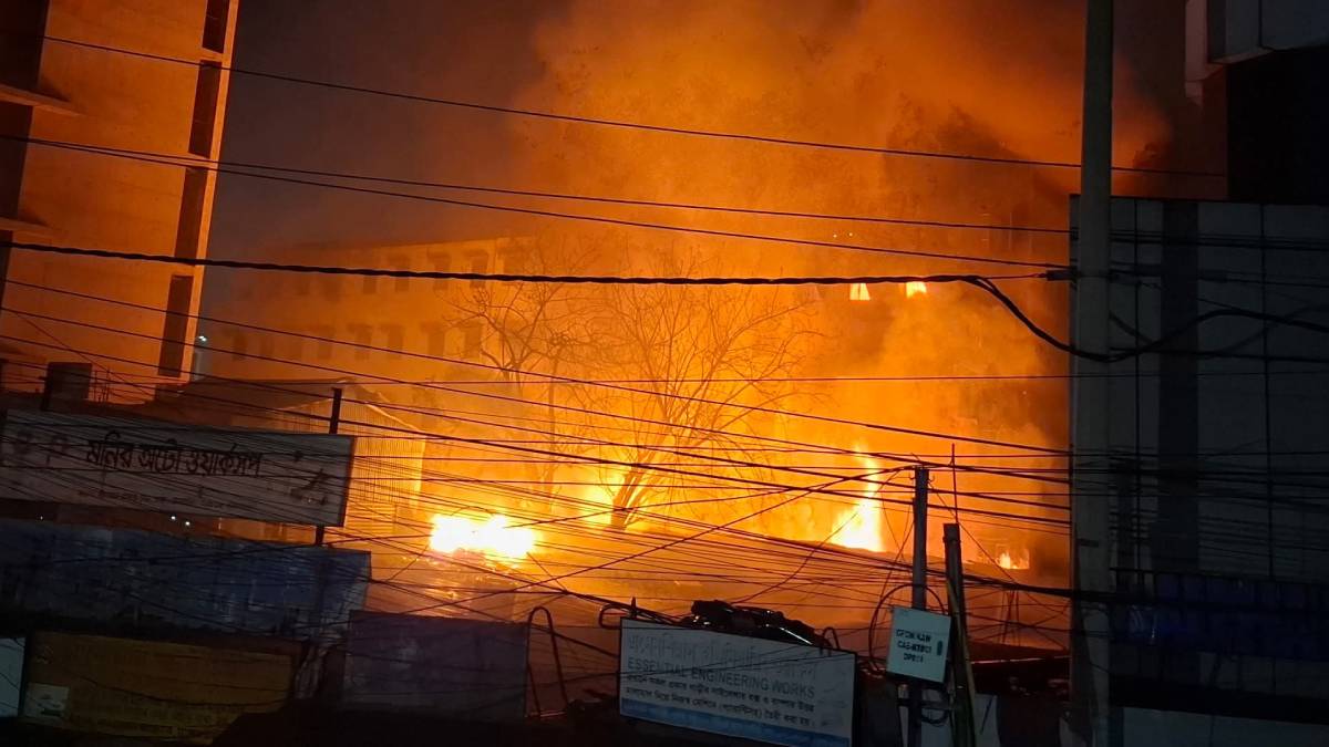 কারওয়ান বাজারে গ্যারেজে আগুন, কাজ করছে ৫ ইউনিট