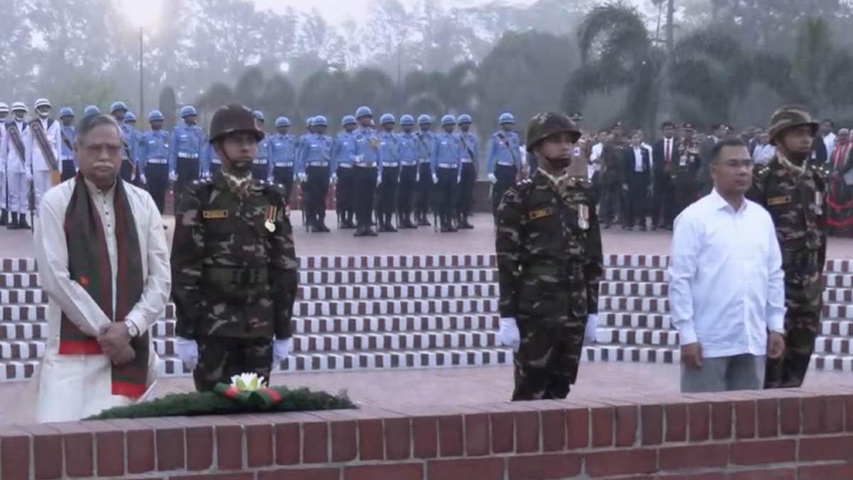 স্মৃতিসৌধে একাত্তরের শহিদদের প্রতি রাষ্ট্রপতি ও প্রধানমন্ত্রীর শ্রদ্ধা