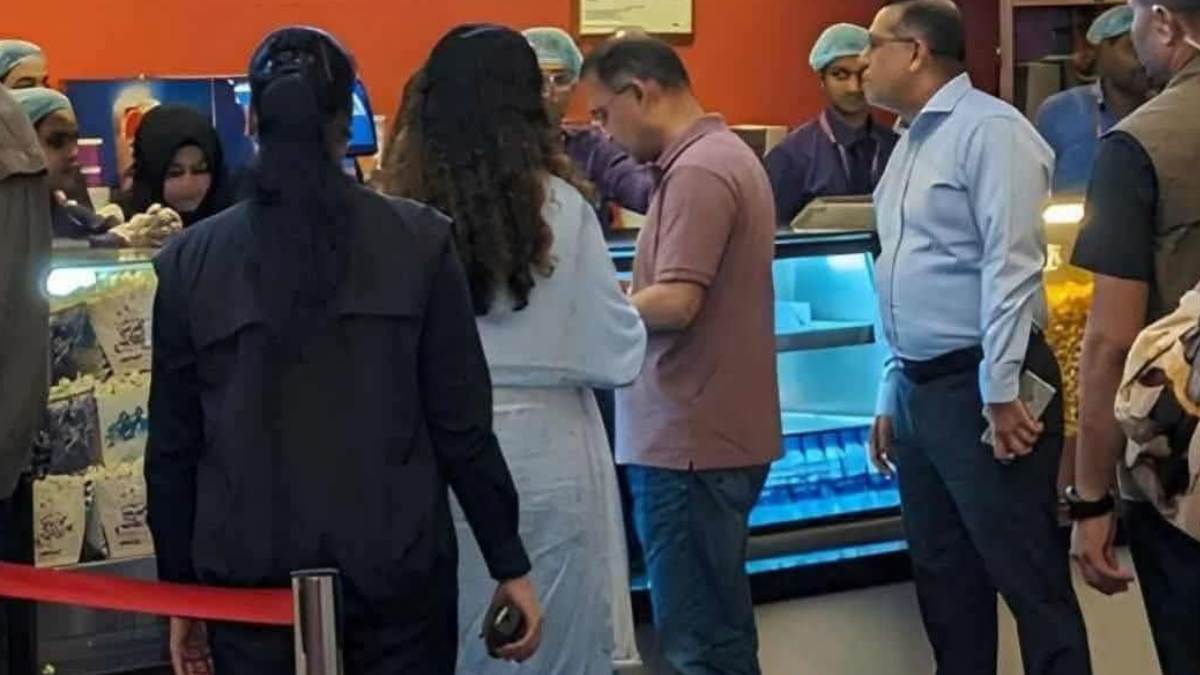 ‘বনলতা এক্সপ্রেস’ দেখতে মেয়েকে নিয়ে সিনেমা হলে প্রধানমন্ত্রী