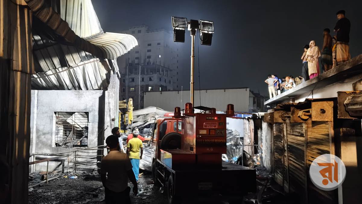 কদমতলীর কারখানায় আরও এক মরদেহ উদ্ধার, এখনো নিখোঁজদের সন্ধানে ভিড়