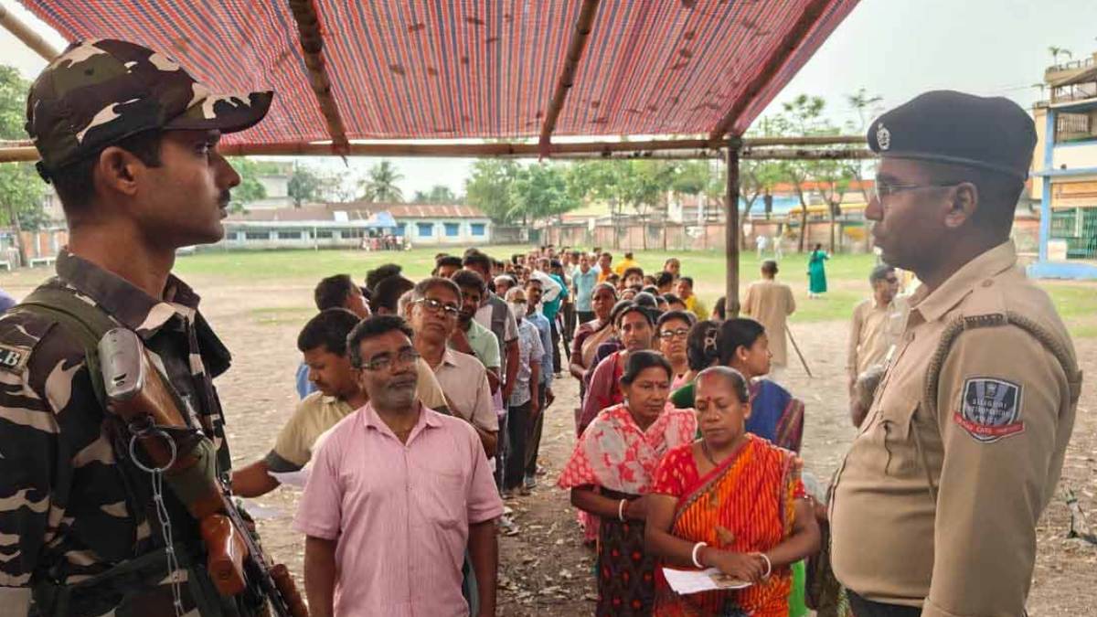 ‘যুদ্ধপ্রস্তুতি’তে শুরু পশ্চিমবঙ্গের ভোট, সংখ্যালঘু ভোটের সঙ্গে আলোচনায় এসআইআর